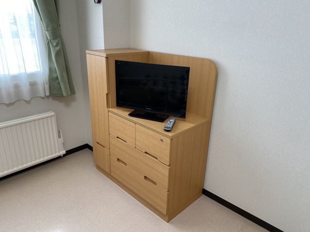 居室のテレビユニット 居室 シンプルなデザインのテレビユニットが備わっており、ゆったりとした時間を過ごせる居室です。