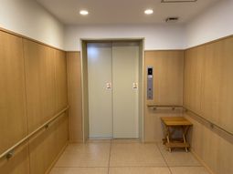 暖かみのあるエレベーター前