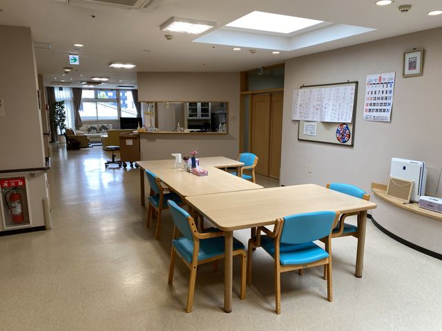 座席が整えられた食堂 食堂 開放感のある食堂で、青い座席が並んだ清潔なダイニングテーブルが設置されており、ゆったりとした食事時間を過ごせる空間です。