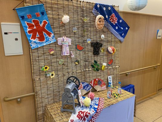 飾り付けられた廊下