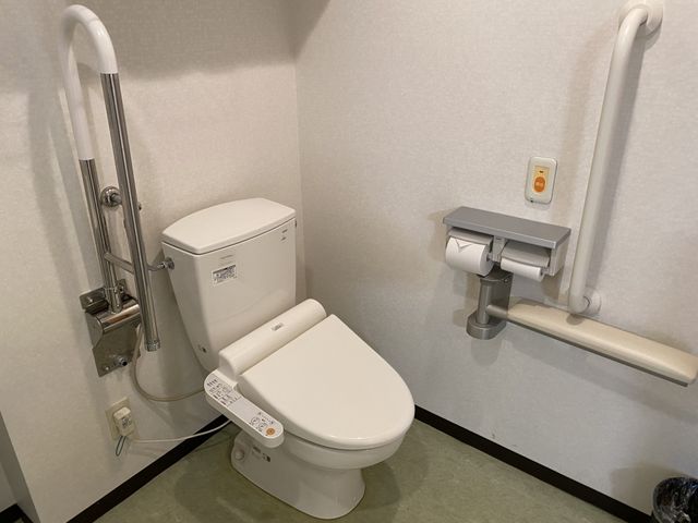 手すり付き清潔なトイレ トイレ 広々とした清潔感のあるトイレです。手すりが備えられ、安心してご使用いただけます。