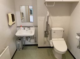バリアフリー設計のトイレ