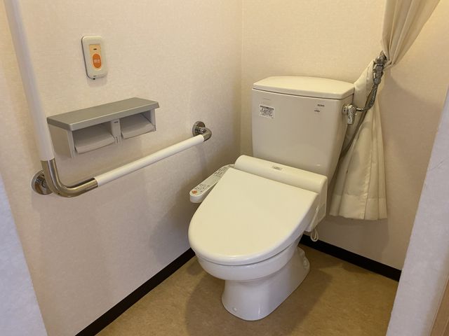 バリアフリー設計のトイレ トイレ 手すりが設置された清潔感あふれるトイレです。利用者の安全と快適さを考えた設計になっております。
