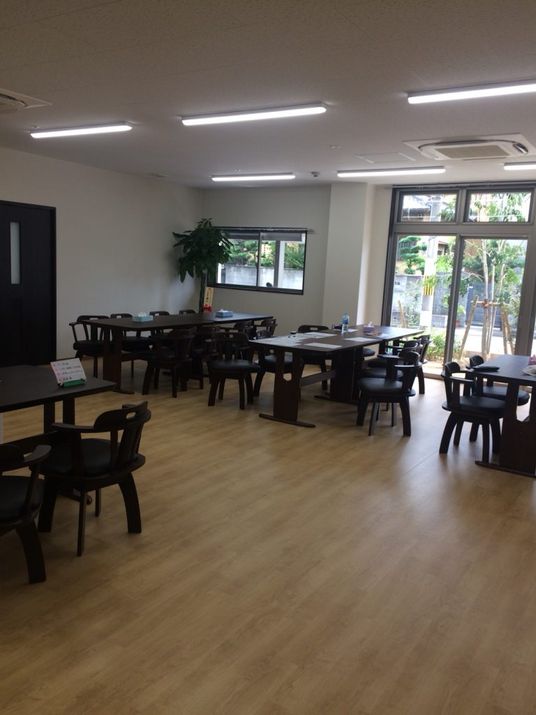 広々とした食堂の仕事現場
