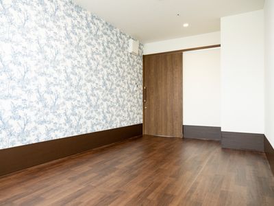 落ち着いた色合いの居室