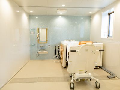 明るい設備の浴室