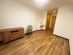 明るい床材の居室  