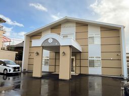 落ち着いた外観の施設