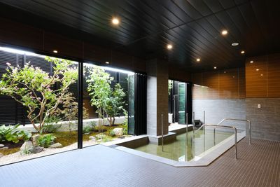 窓辺の広々とした浴室