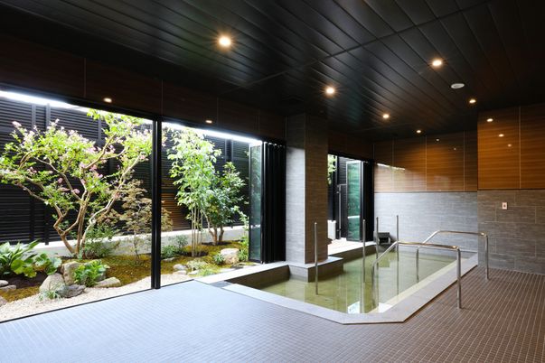 窓辺の広々とした浴室