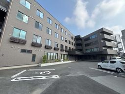 駐車場付きの建物外観