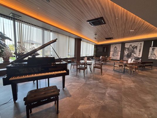 グランドピアノのあるラウンジ