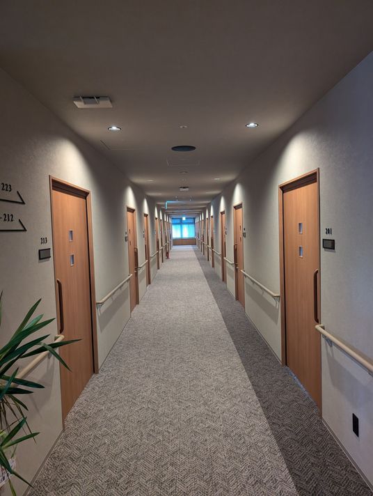 落ち着いた雰囲気の廊下