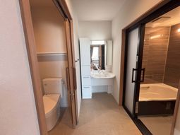 使いやすいトイレと洗面台