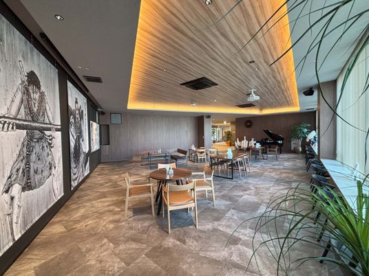 自然光が差し込むラウンジ