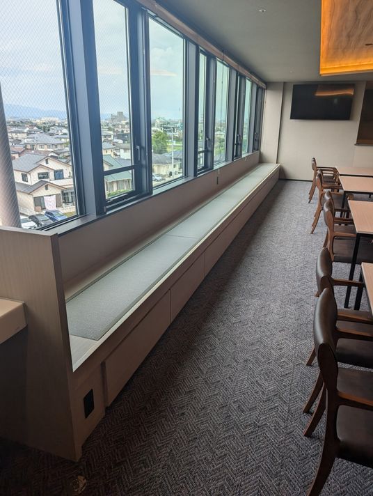 景色が眺められる室内