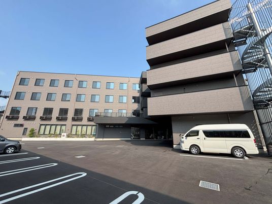 広々とした駐車可能な建物外観