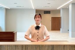 笑顔のスタッフとフロント