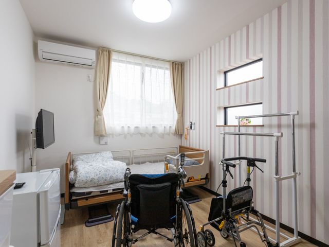 快適な居室 居室 緩やかな明かりが差し込む部屋です。車椅子や歩行器の使用も考慮されたデザインになっています。