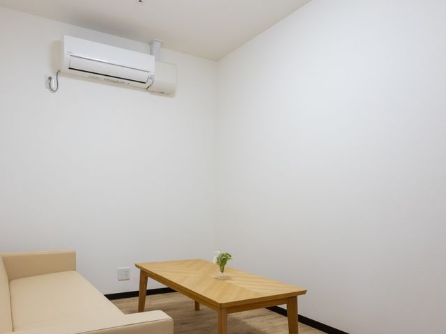 シンプルで快適な居室 居室 明るくシンプルな居室です。静かな雰囲気があり、落ち着いて過ごせます。