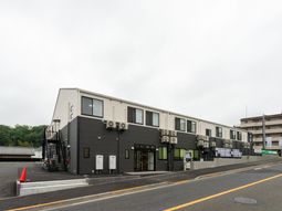 落ち着いた色合いの建物外観