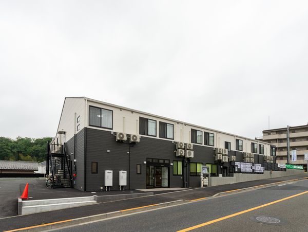 落ち着いた色合いの建物外観