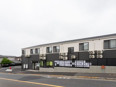 道路沿いの建物外観