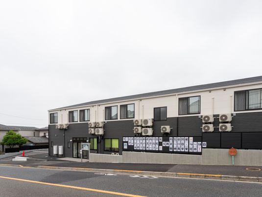 道路沿いの建物外観