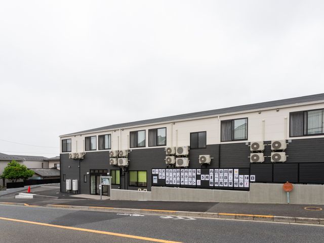 道路沿いの建物外観 外観 温かみのある色調で落ち着いた雰囲気の建物です。周囲の環境を活かした静かな立地が魅力です。