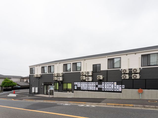 道路沿いの建物外観