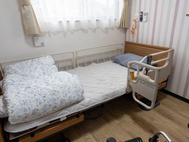 ベッドと設備の居室 居室 自然光が差し込む穏やかな居室です。必要な設備が整っており、安心して働けます。
