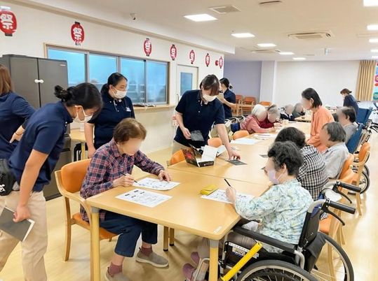 活気あるダイニングルーム