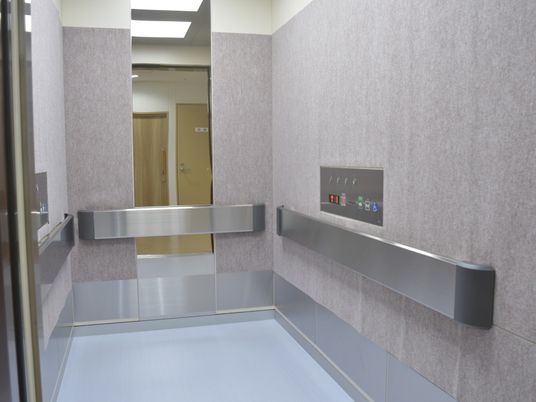 手すりが設置されたエレベーター空間