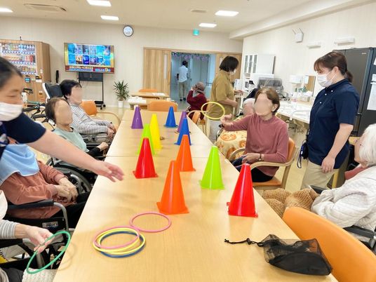 輪投げを楽しむ集団の多目的室