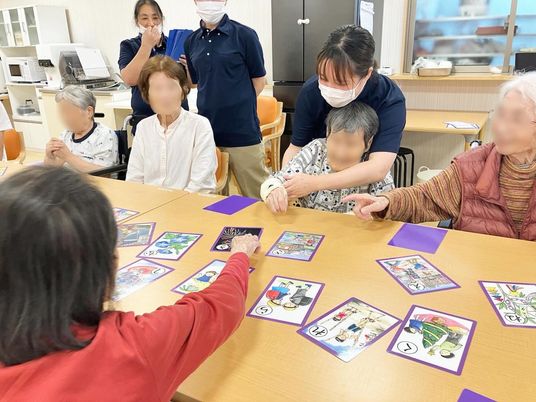 集まる人々の居室
