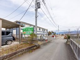看板と駐車スペース