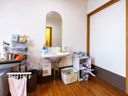 洗面台と収納のある部屋
