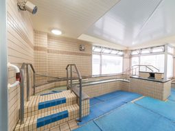 広々とした明るい浴室