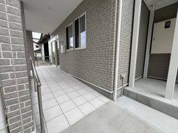 バリアフリー設計のエントランス