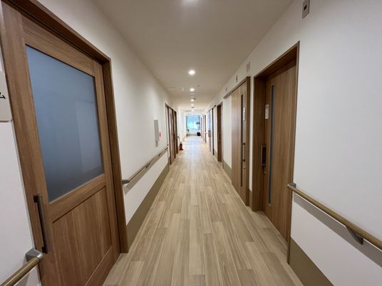 明るく広々とした廊下