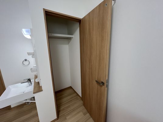 居室の入り口と洗面台