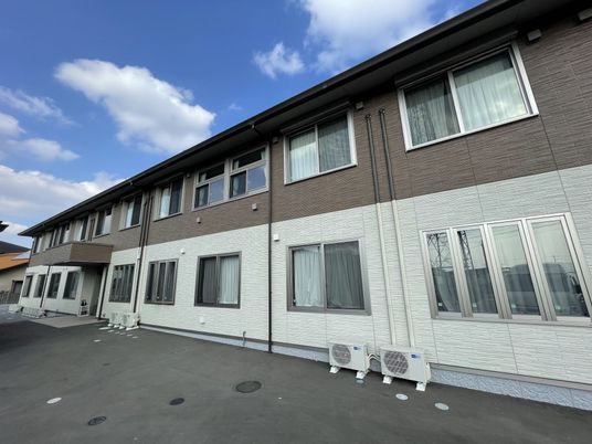 明るい外観の建物
