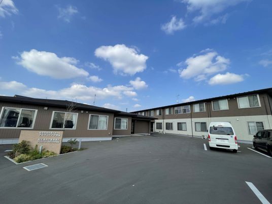 落ち着いた色合いの建物外観