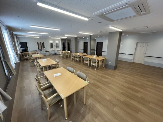 自然光が広がる食堂