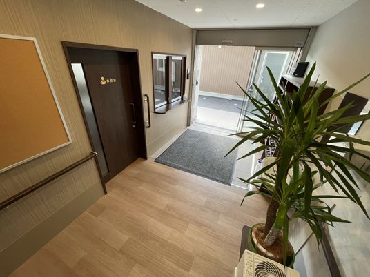 植物が置かれたエントランス