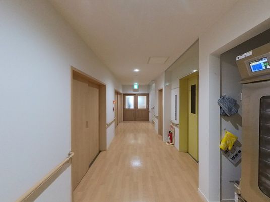 広々とした明るい廊下