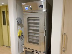 温かな料理を提供する厨房