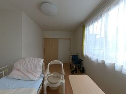 明るい居室と車椅子