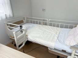 清潔な居室のベッド