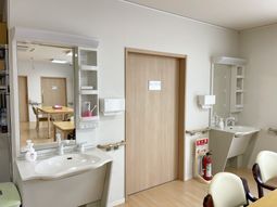 広々とした洗面台とトイレ